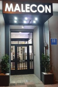 een deur naar een malcolm bord in een gebouw bij Hotel Malecon in O Barco de Valdeorras