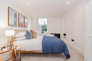Rúm í herbergi á Oxfordshire Living - The Churchill Apartment - Woodstock