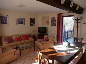 Coin salon dans l'établissement Fantastic holiday home with large garden in cultural surroundings of Saint-Ay