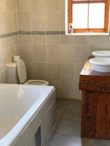 Bilik mandi di Caledon Country House +9 gambar