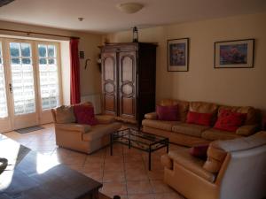 Coin salon dans l'établissement Fantastic holiday home with large garden in cultural surroundings of Saint-Ay