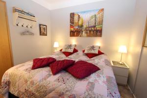 Uma cama ou camas num quarto em The Viking Country Club