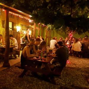 un groupe de personnes assises à une table dans un restaurant dans l'établissement Red Pepper Popoyo, à Popoyo