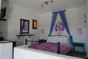 Postel nebo postele na pokoji v ubytování Agnanti studios - sikinos