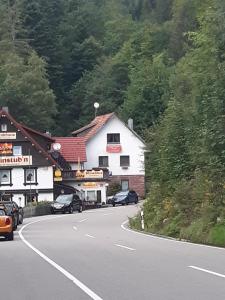 um edifício ao lado de uma estrada em Ferienhaus Auszeit em Seebach