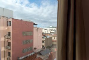 una ventana de un edificio con vistas en City Center, en Tesalónica