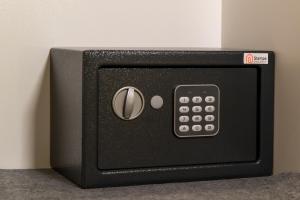 un microondas negro con un panel de control en la pared en City Center, en Tesalónica