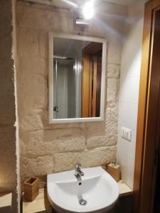 オストゥーニにあるIvoryのバスルーム(白い洗面台、鏡付)