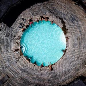 Vista de la piscina de Pueblo Barrancas o alrededores