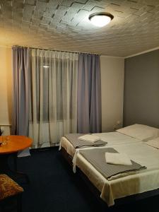 Säng eller sängar i ett rum på Pensjonat MALWA