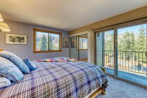 Una cama o camas en una habitación de Scott Peak Views