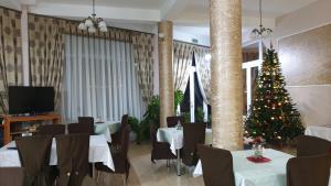 Restoran või mõni muu söögikoht majutusasutuses Vila Crinul