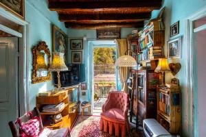 een woonkamer met een stoel en een raam bij Tina's Country Home in Askas