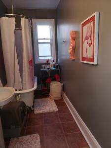 y baño con bañera, lavamanos y ducha. en Room with King Bed in Shared 3 Bedroom Downtown, en Montreal