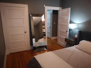 En eller flere senger på et rom på Room with King Bed in Shared 3 Bedroom Downtown