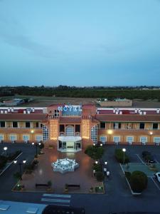 una vista aérea de un edificio con aparcamiento en Hotel Torre De Los Guzmanes en La Algaba