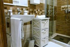 A bathroom at Wolf House Apartman