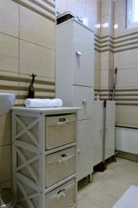 A bathroom at Wolf House Apartman