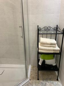 Un toallero en un baño con ducha. en Apartament rodzinny 70 m2, en Tarnowskie Góry 3 fotos más