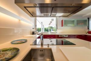 A kitchen or kitchenette at Villa Purpura Panoramic