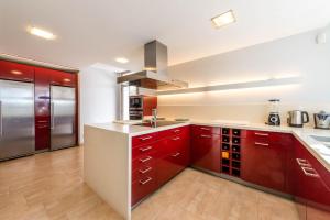 A kitchen or kitchenette at Villa Purpura Panoramic