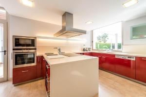 A kitchen or kitchenette at Villa Purpura Panoramic