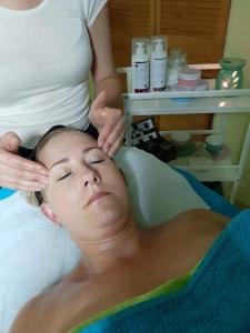 a woman getting her hair washed in a salon at Apartament Dworcowa in Chełmno