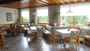 Reštaurácia alebo iné gastronomické zariadenie v ubytovaní Hotel Sportpension Reiter
