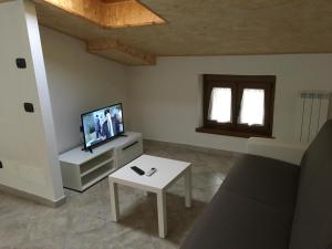 TV i/ili multimedijalni sistem u objektu Apartment Annarosa