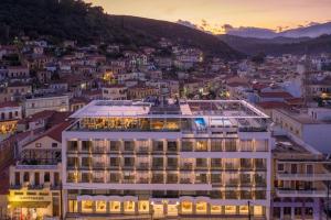 un hotel con vista su una città al tramonto di LAS HOTEL & SPA a Gythio