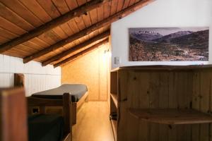 a room with a bed and a picture on the wall at Hostel El Mirador in El Bolsón