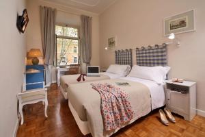 1 dormitorio con 1 cama grande y ordenador portátil en Residenza I Rioni Guesthouse, en Roma