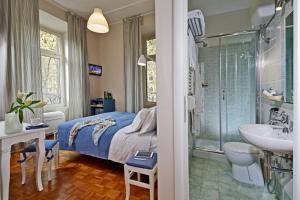 1 dormitorio con cama, lavabo y baño en Residenza I Rioni Guesthouse, en Roma