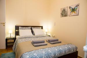 sypialnia z łóżkiem z dwoma ręcznikami w obiekcie Athens Galatsi Spacious Modern Apartment w Atenach