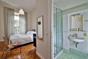 y baño con cama, lavabo y ducha. en Residenza I Rioni Guesthouse, en Roma