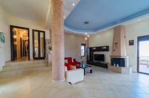 Μια τηλεόραση ή/και κέντρο ψυχαγωγίας στο Deluxe Villa Kamba with Sea View