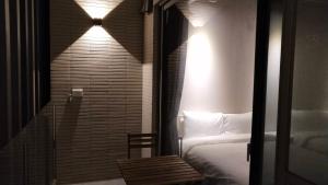 um quarto com uma cama e uma janela com luzes em 想想逢甲 Shine Residence em Taichung