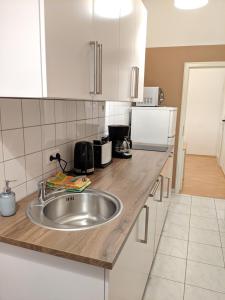 - une cuisine avec un évier et un comptoir dans l'établissement 2-room apartment, à Hanovre