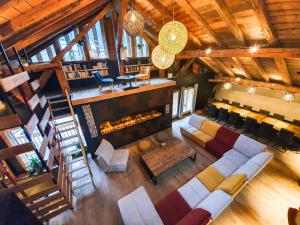 Chalet 1703 - Open Living Hotel & Spa في Le Petit-Bornand-lès-Glières: إطلالة علوية لغرفة معيشة مع موقد