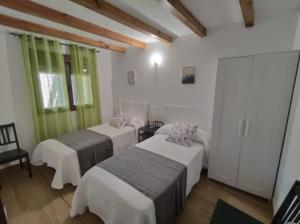Postel nebo postele na pokoji v ubytování Puente Viejo de Buitrago CASA ROBLE