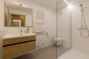 bagno con lavandino, doccia e servizi igienici di Gasthof Fischer Dörnbach a Wilhering Altre 37 foto