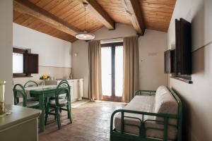 eine Küche und ein Esszimmer mit einem Tisch und Stühlen in der Unterkunft Villa Coralia Country House in Osimo