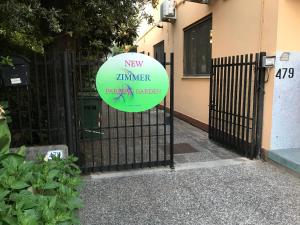 znak na bramie przed budynkiem w obiekcie Affittacamere San Marco w Lukce
