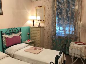 sypialnia z dwoma łóżkami i lustrem w obiekcie Affittacamere San Marco w Lukce