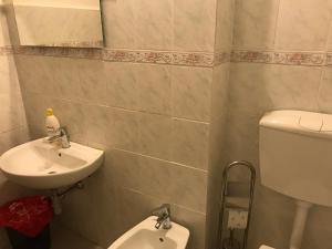 łazienka z toaletą i umywalką w obiekcie Affittacamere San Marco w Lukce