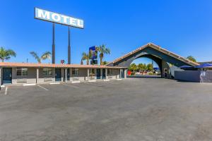 un panneau du motel devant un parking dans l'établissement Americas Best Value Inn and Suites El Centro, à El Centro
