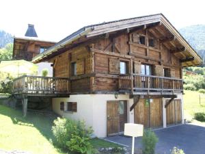 Blockhaus mit Balkon und Veranda in der Unterkunft Peaceful Chalet in Les Houches with Mountain Views in Les Houches
