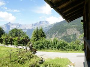 einen Blick auf die Berge von einem Haus aus in der Unterkunft Peaceful Chalet in Les Houches with Mountain Views in Les Houches
