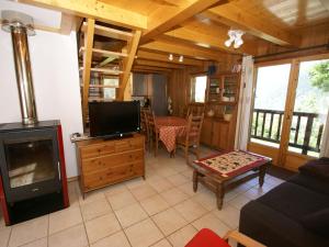 ein Wohnzimmer mit einem Kamin und einem TV in einer Hütte in der Unterkunft Peaceful Chalet in Les Houches with Mountain Views in Les Houches