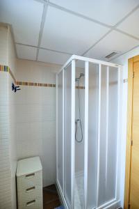 a bathroom with a shower and a toilet at APARTAMENTO AMPLIO. VISTAS A LA PLAYA in Puzol